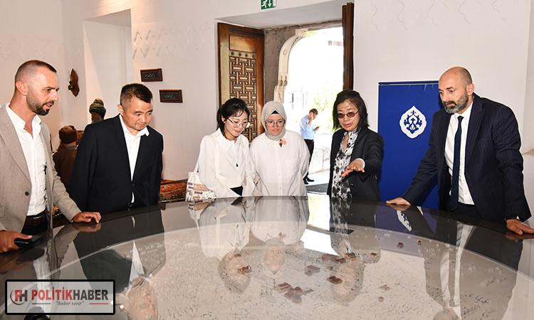 Çinliler, çini için İznik'te!