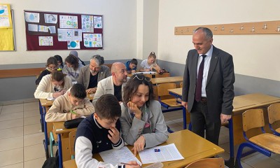 Veliler, çocuklarıyla birlikte sınava girdi!