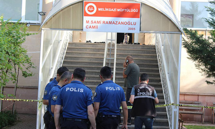 Vahşet: Namaz kılarken boğazını kesti